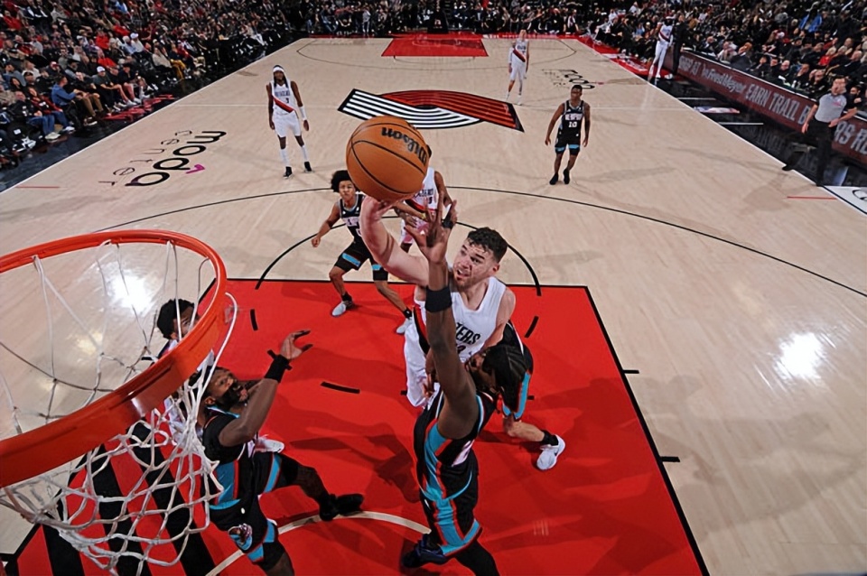 风云突变孟菲斯灰熊集结日外线爆发冲刺阶段洛杉矶快船队长鼓劲，网友：费城76人围绕NBA季后赛战术微调的简单介绍