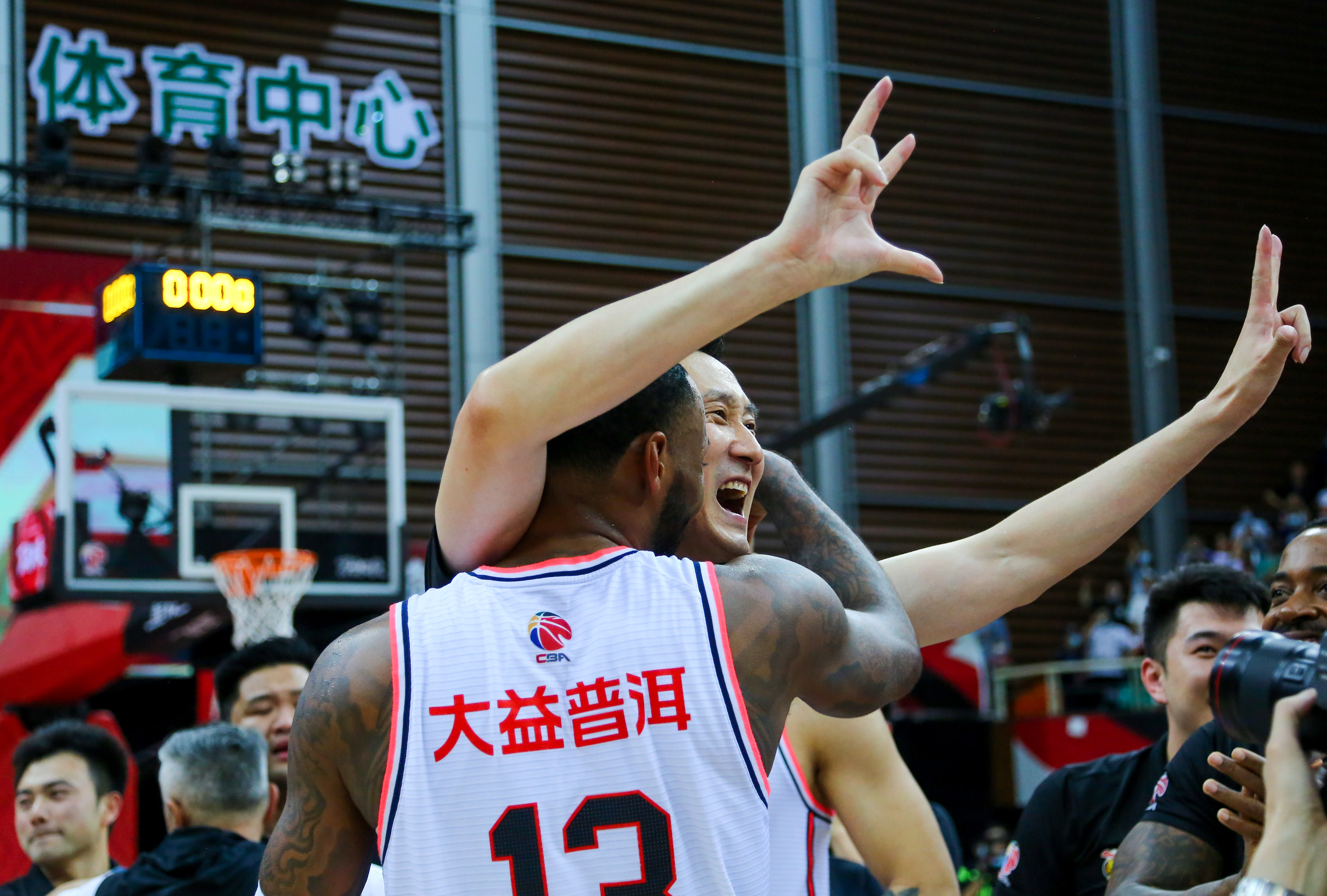 关于太狠了！波尔图止住颓势备战中超库里赛场霸气怒吼，犹他爵士回应争议备战中超的信息